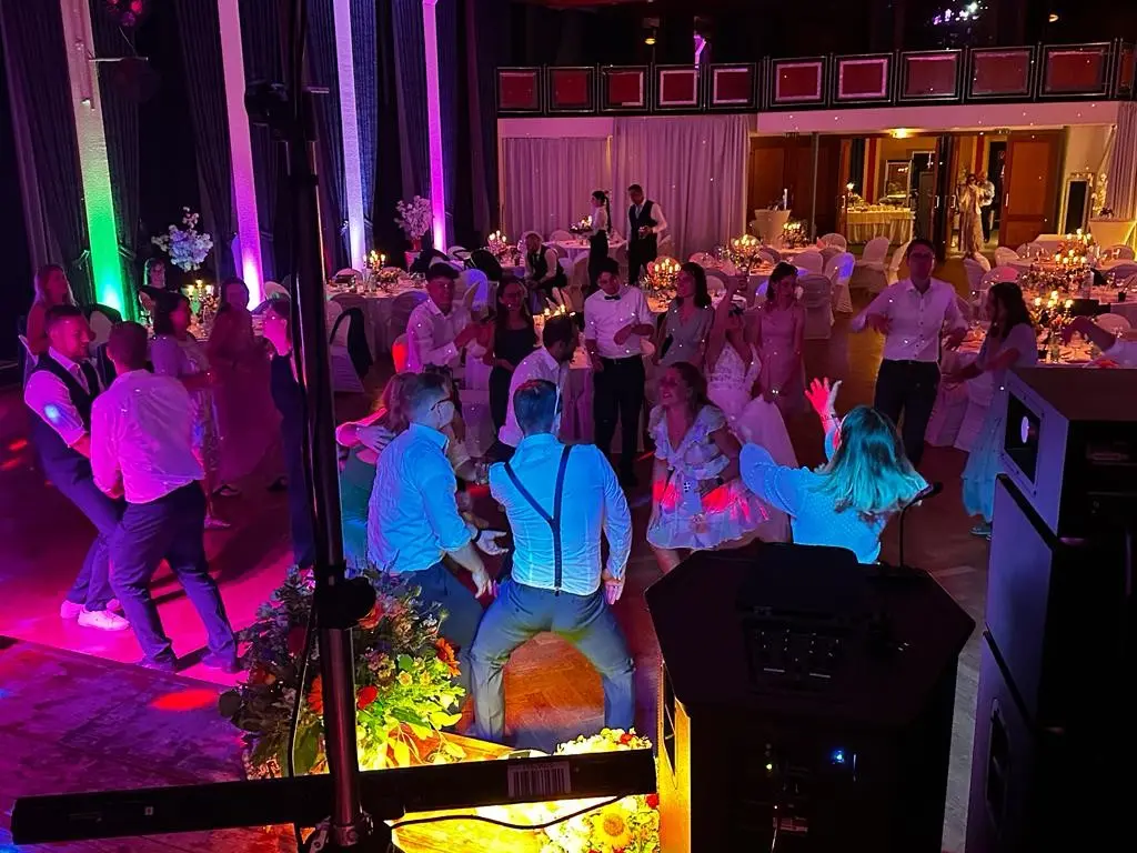 Hochzeitsgesellschaft auf der Tanzfläche bei einer Feier mit DJ Case
