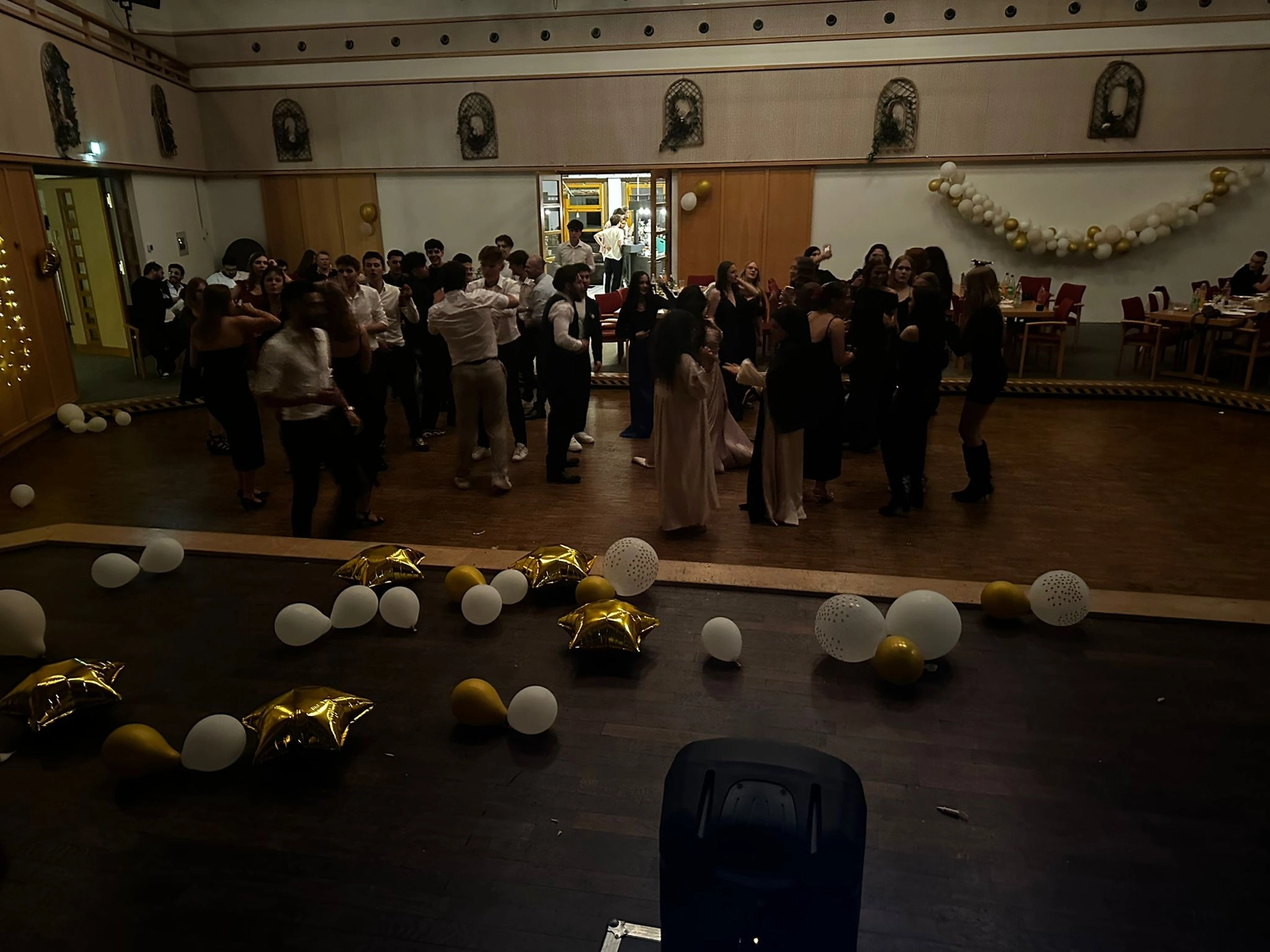 Clubnacht mit Discokugel und Lichtshow