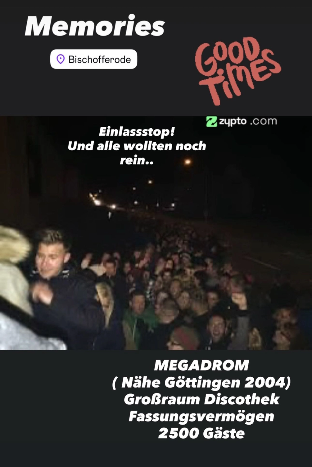 Feiernde Gäste im warmen Bühnenlicht