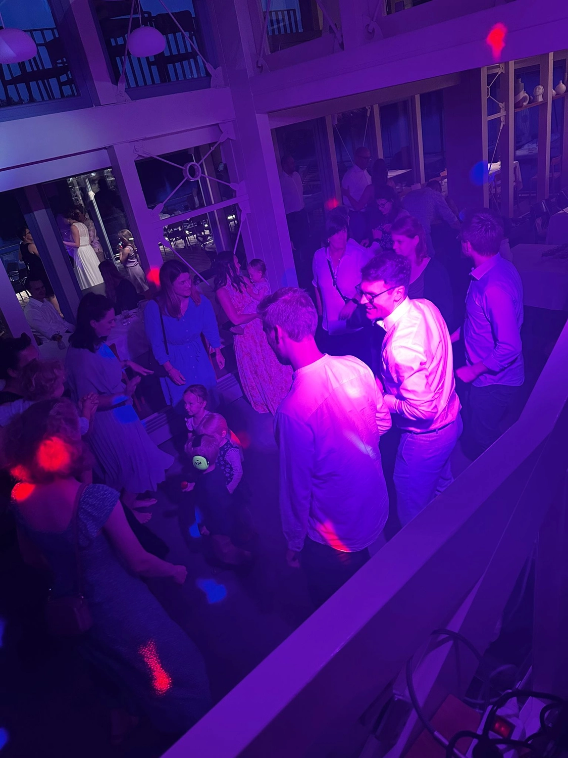 Party-Stimmung mit Lichteffekten und Nebel