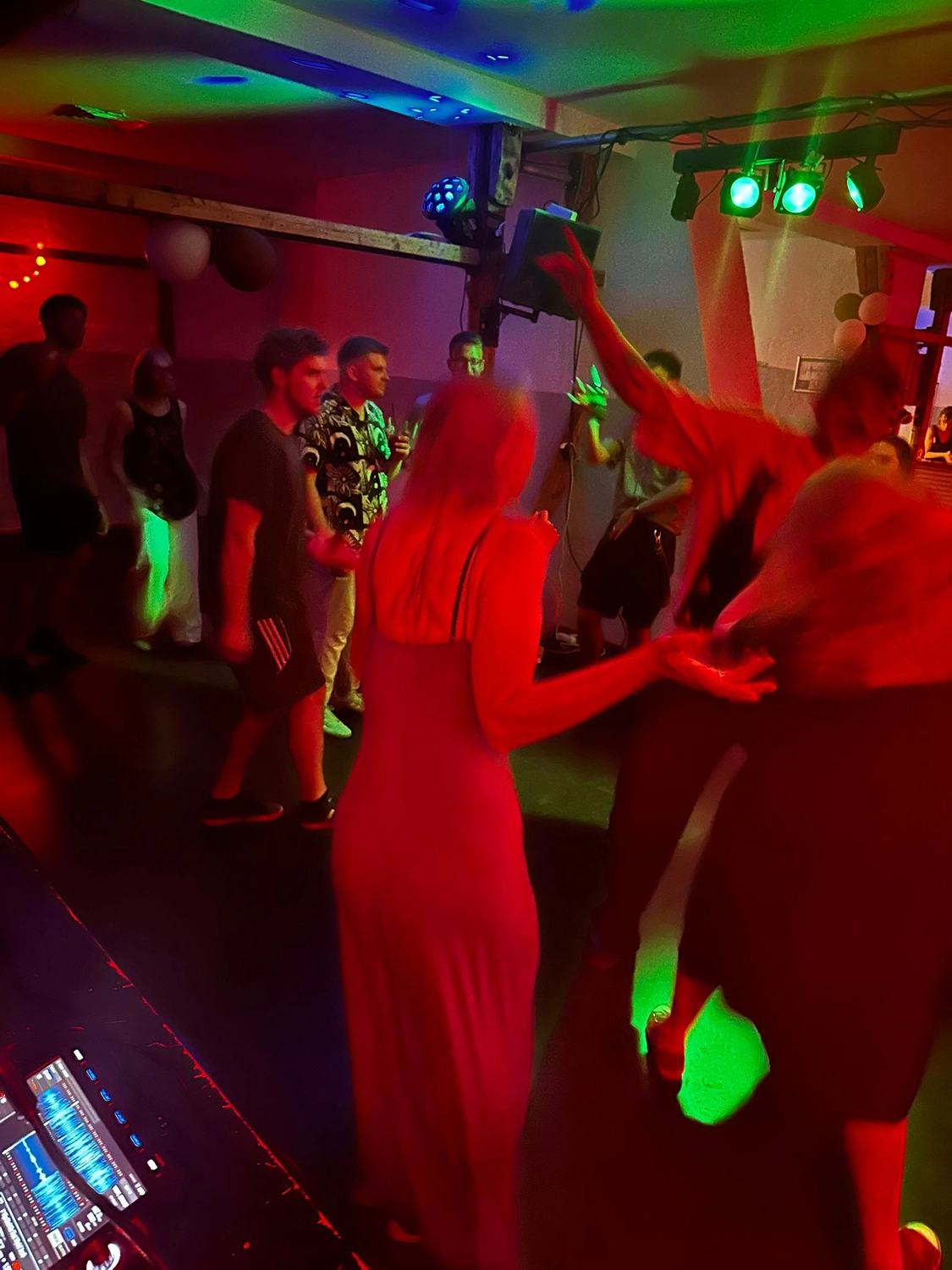 Stimmungsvolle Clubnacht mit farbigem Licht