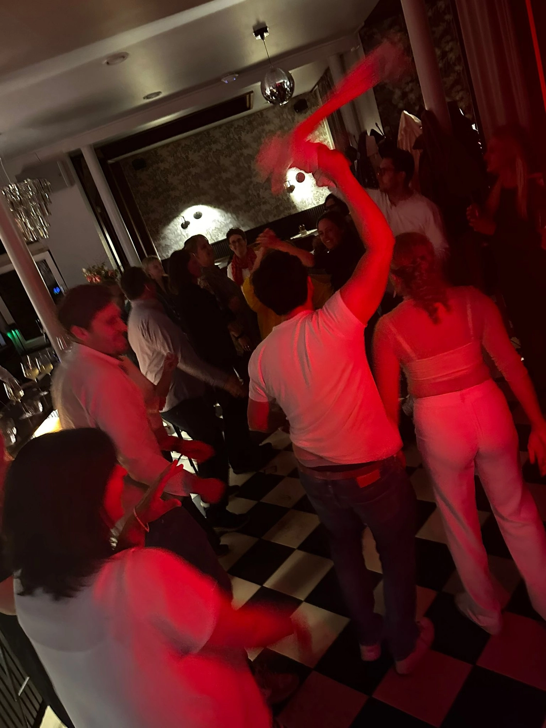Feiernde Gäste im warmen Bühnenlicht