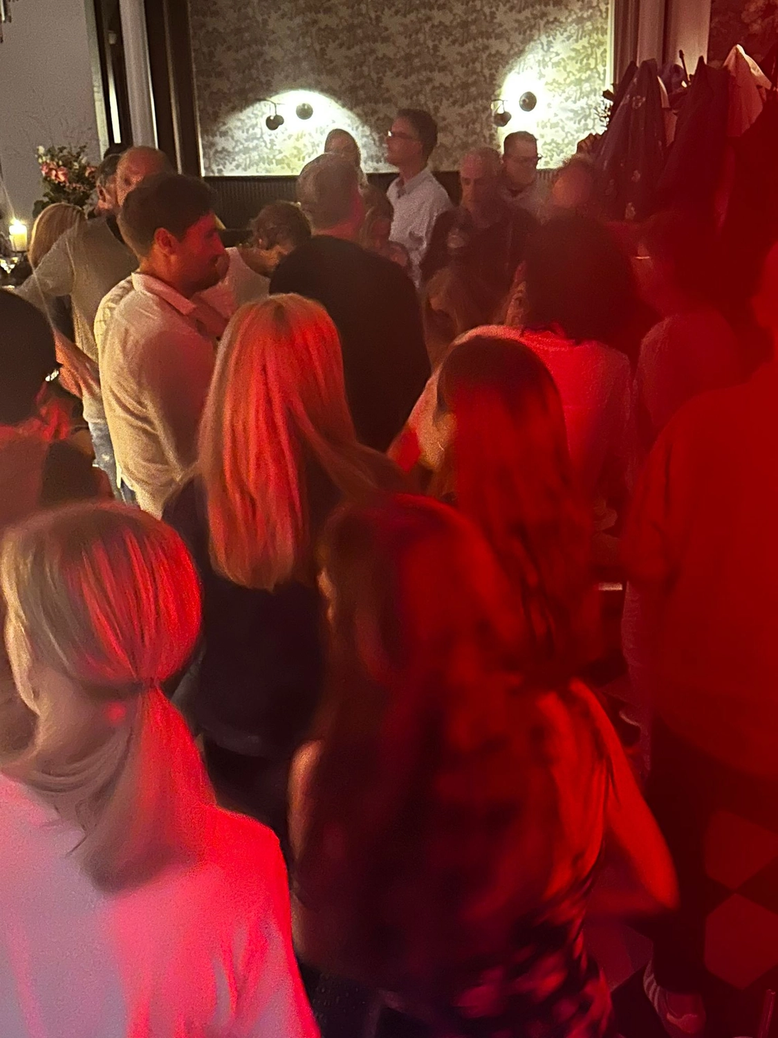 Party-Stimmung mit Lichteffekten und Nebel