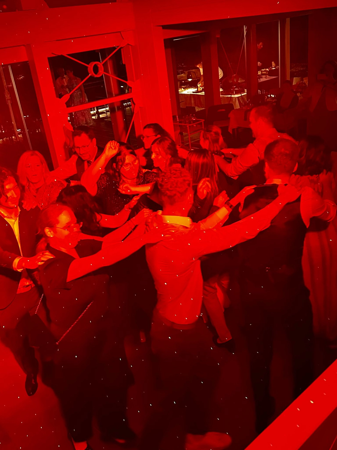 Stimmungsvolle Clubnacht mit farbigem Licht