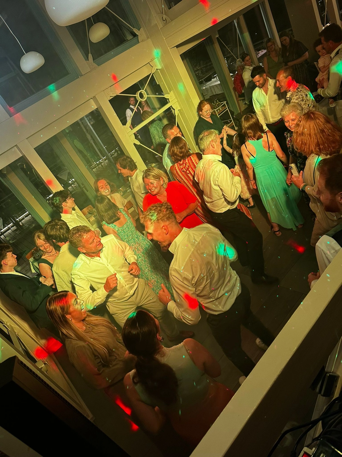 Clubnacht mit Discokugel und Lichtshow