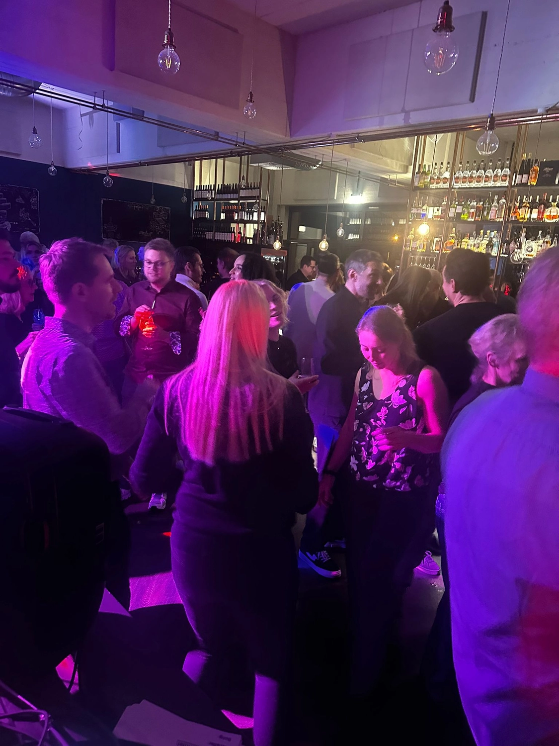 Party-Stimmung mit Lichteffekten und Nebel