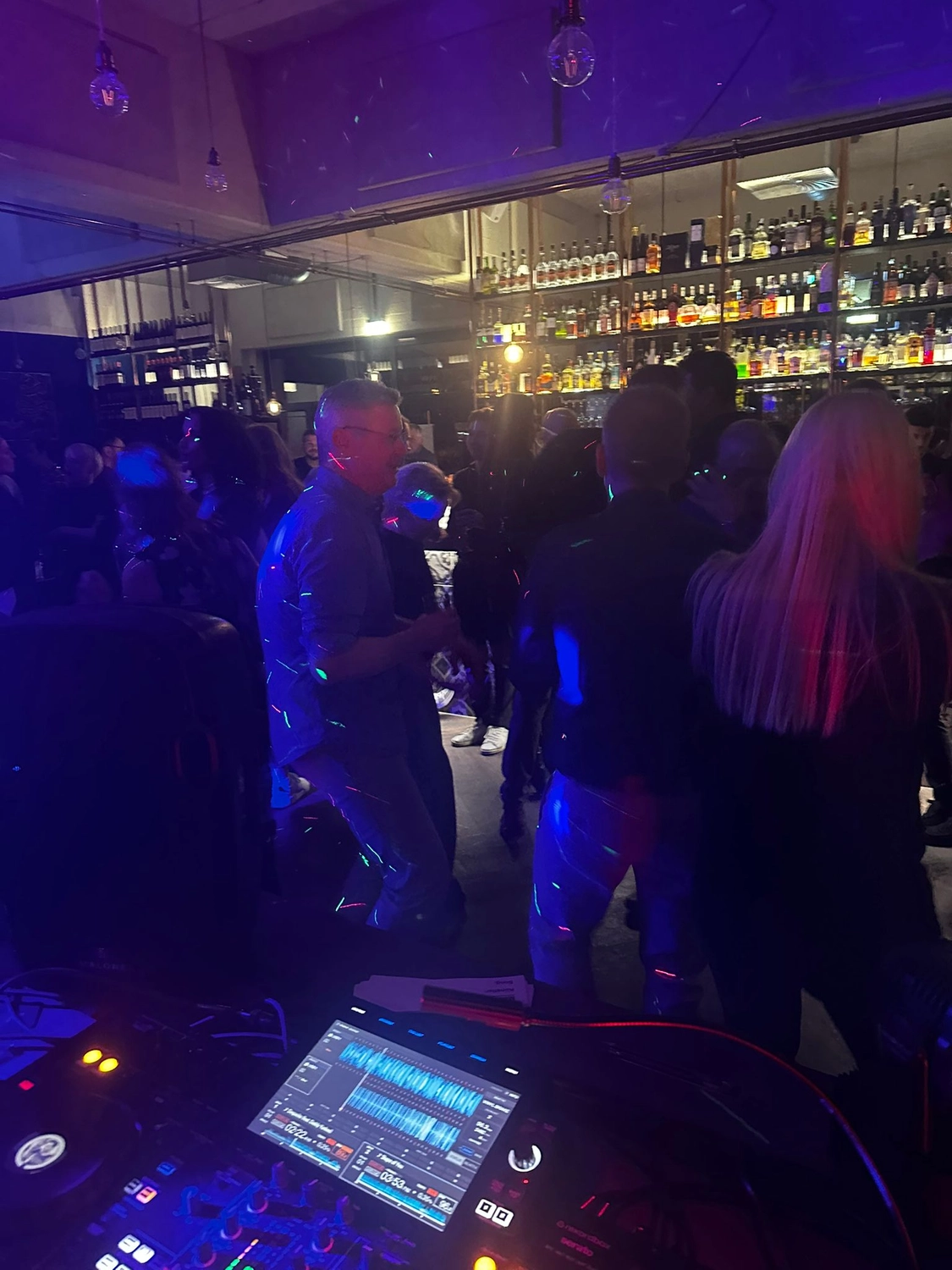 Gäste feiern zu Musik von DJ Case