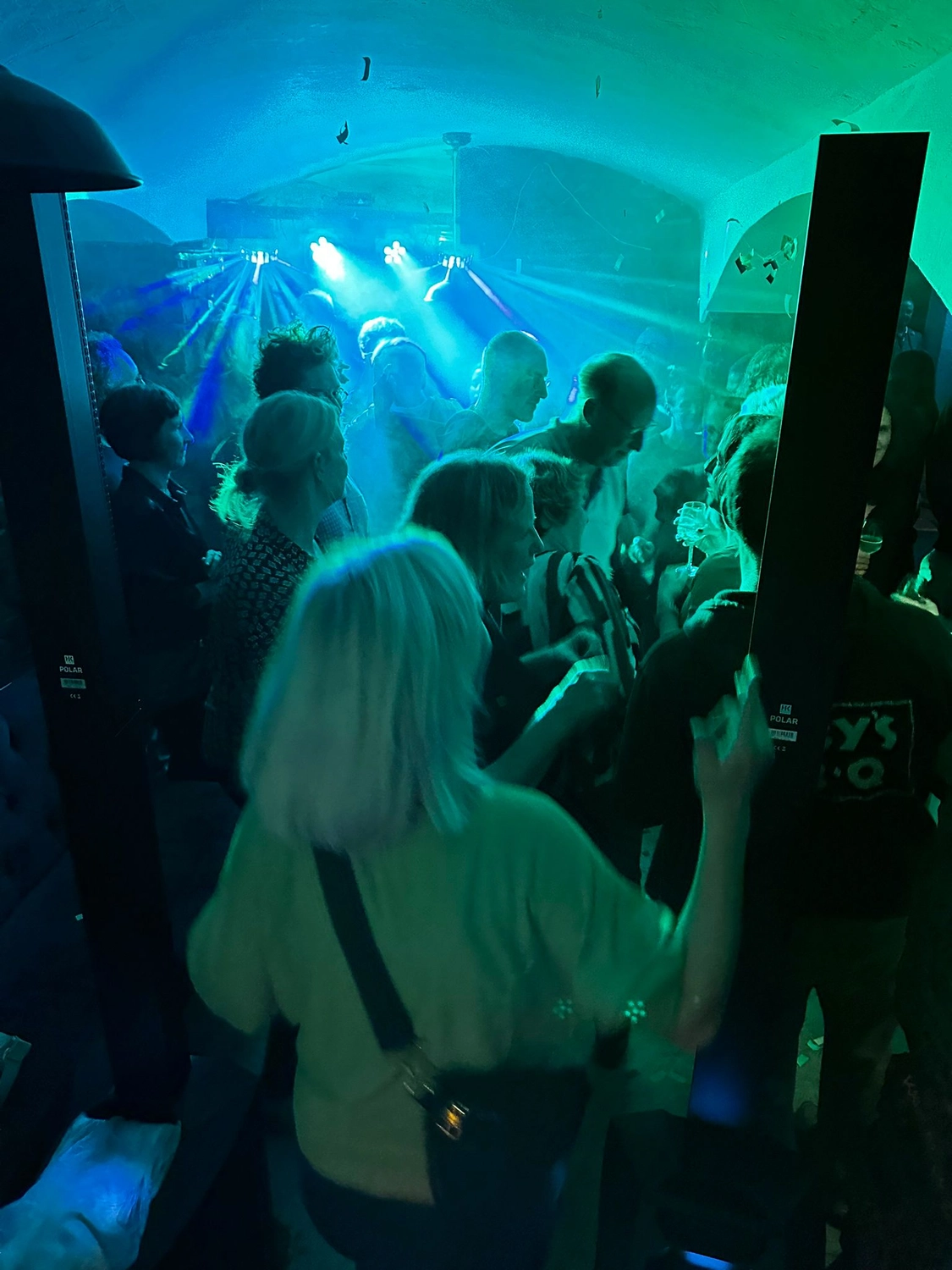 Stimmungsvolle Clubnacht mit farbigem Licht