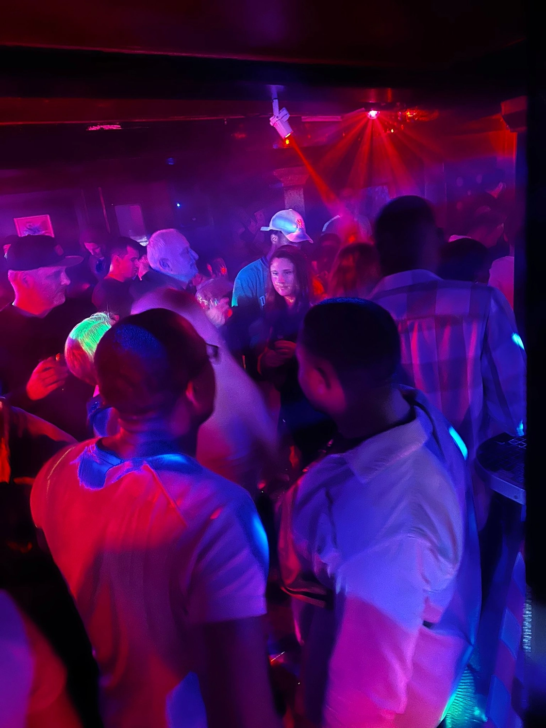 Gäste auf der Tanzfläche bei einem Event mit DJ Case