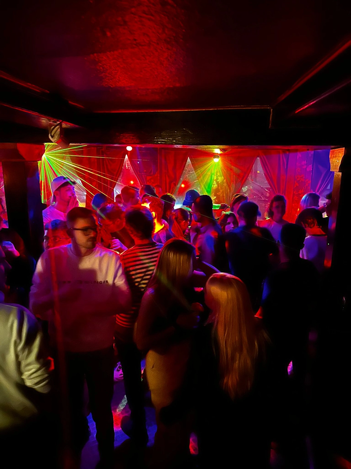 Clubnacht mit Discokugel und Lichtshow
