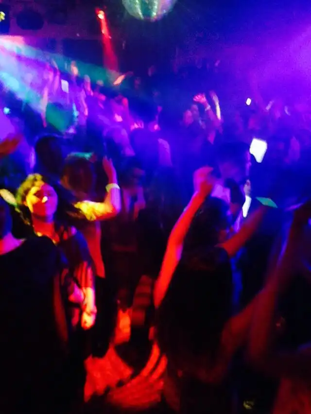 Party-Stimmung mit Lichteffekten und Nebel