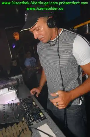 DJ Case an der Anlage während einer Clubnacht