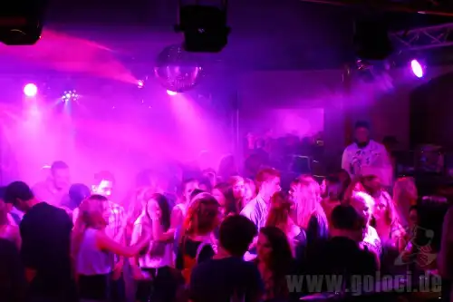 Clubnacht mit Discokugel und Lichtshow