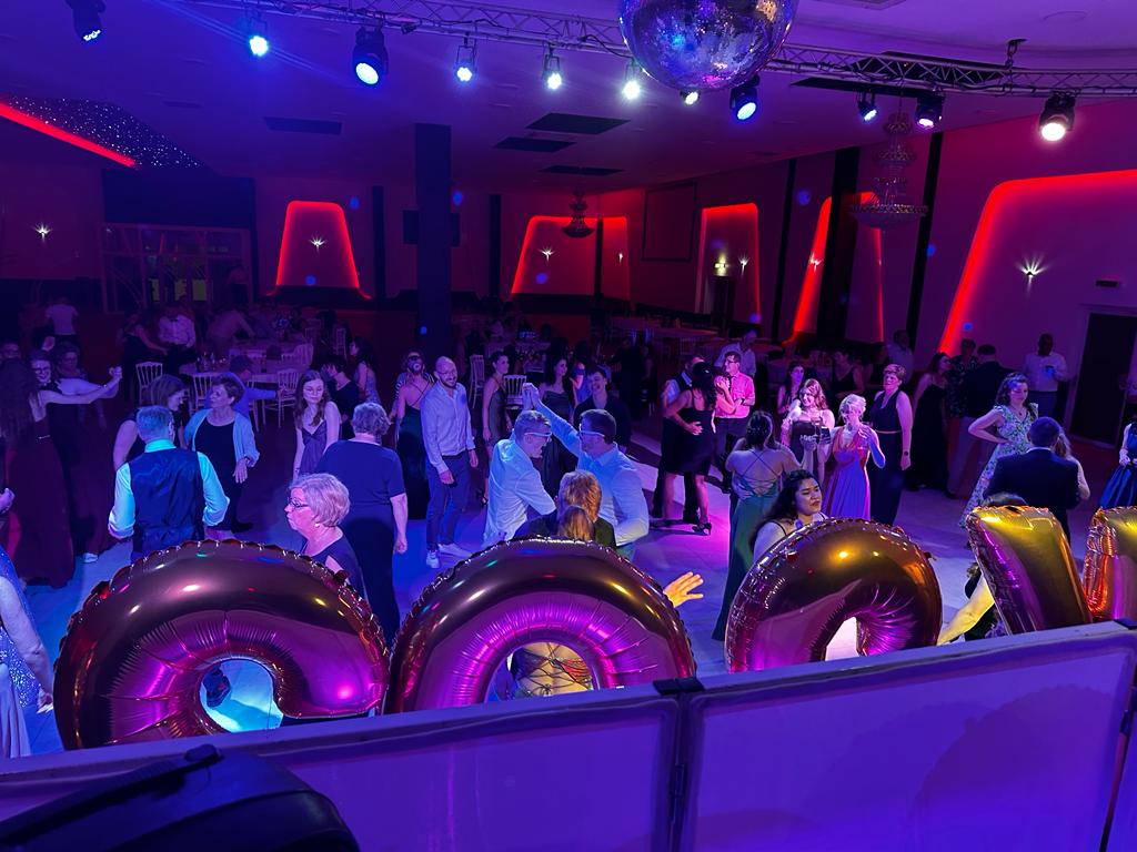 DJ Case an der Anlage während einer Clubnacht