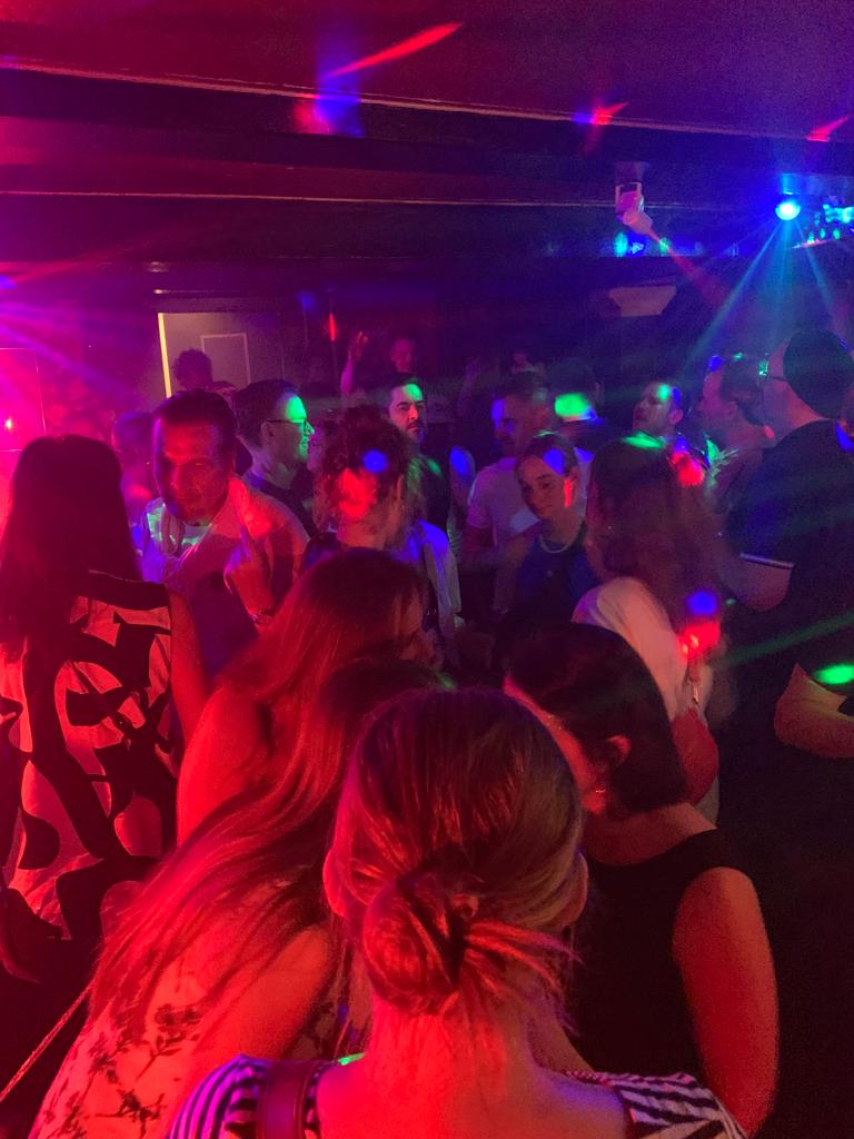 Stimmungsvolle Clubnacht mit farbigem Licht