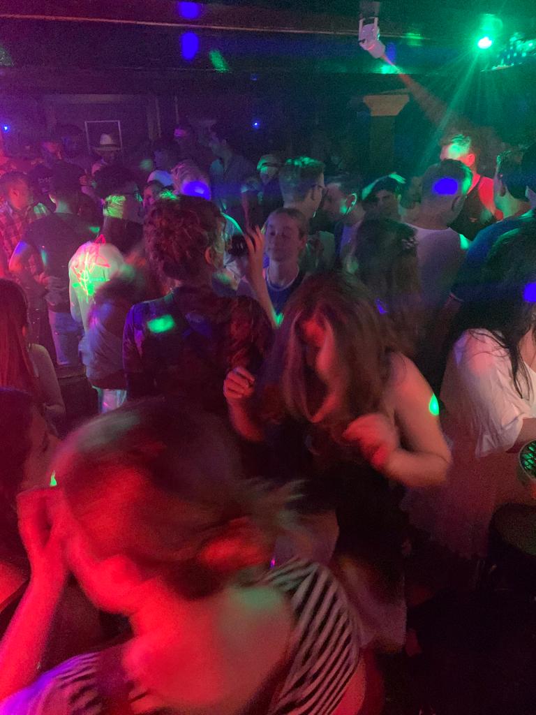 Gäste auf der Tanzfläche bei einem Event mit DJ Case