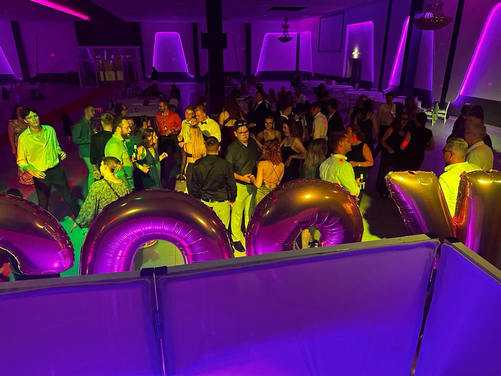 Clubnacht mit Discokugel und Lichtshow