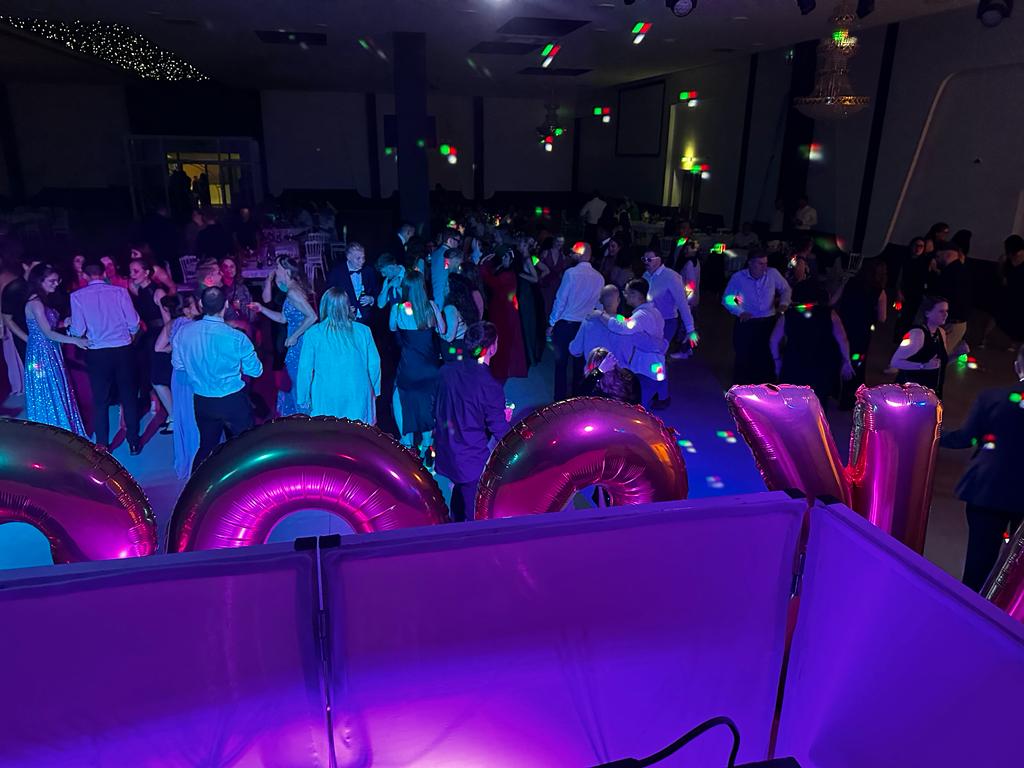 Party-Stimmung mit Lichteffekten und Nebel