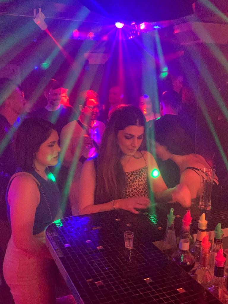 DJ Case an der Anlage während einer Clubnacht