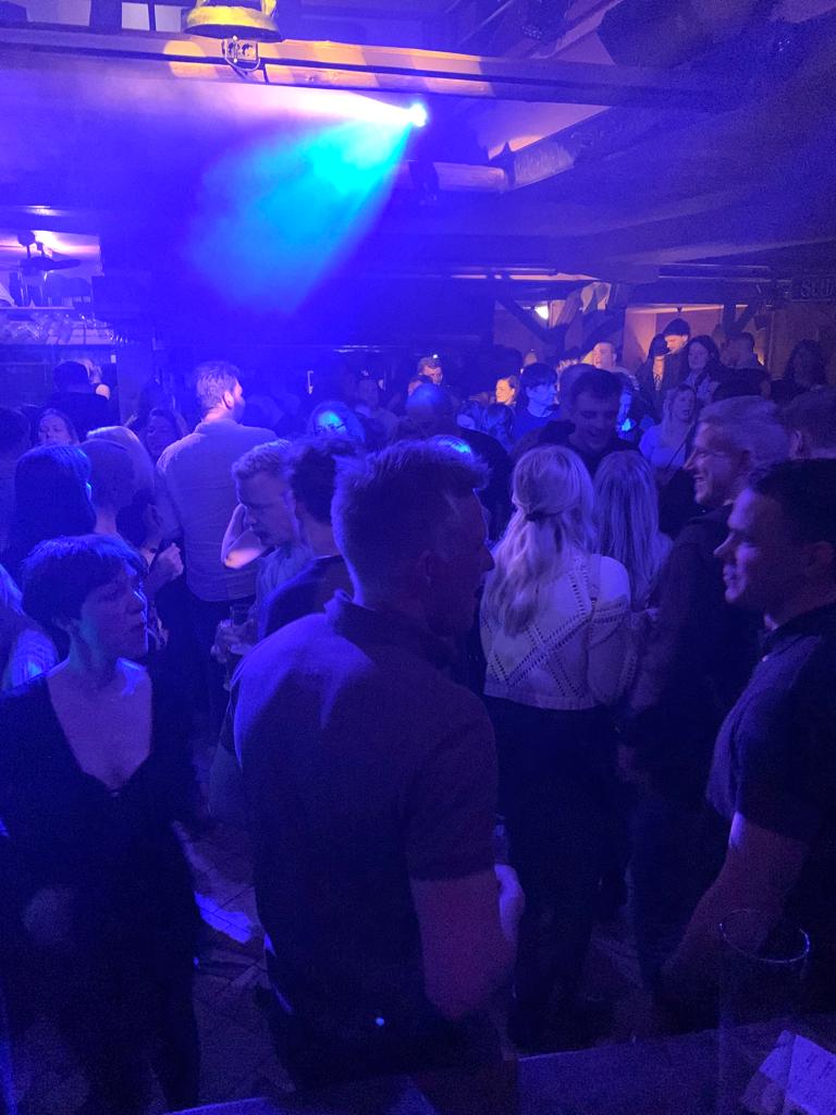 Gäste feiern zu Musik von DJ Case