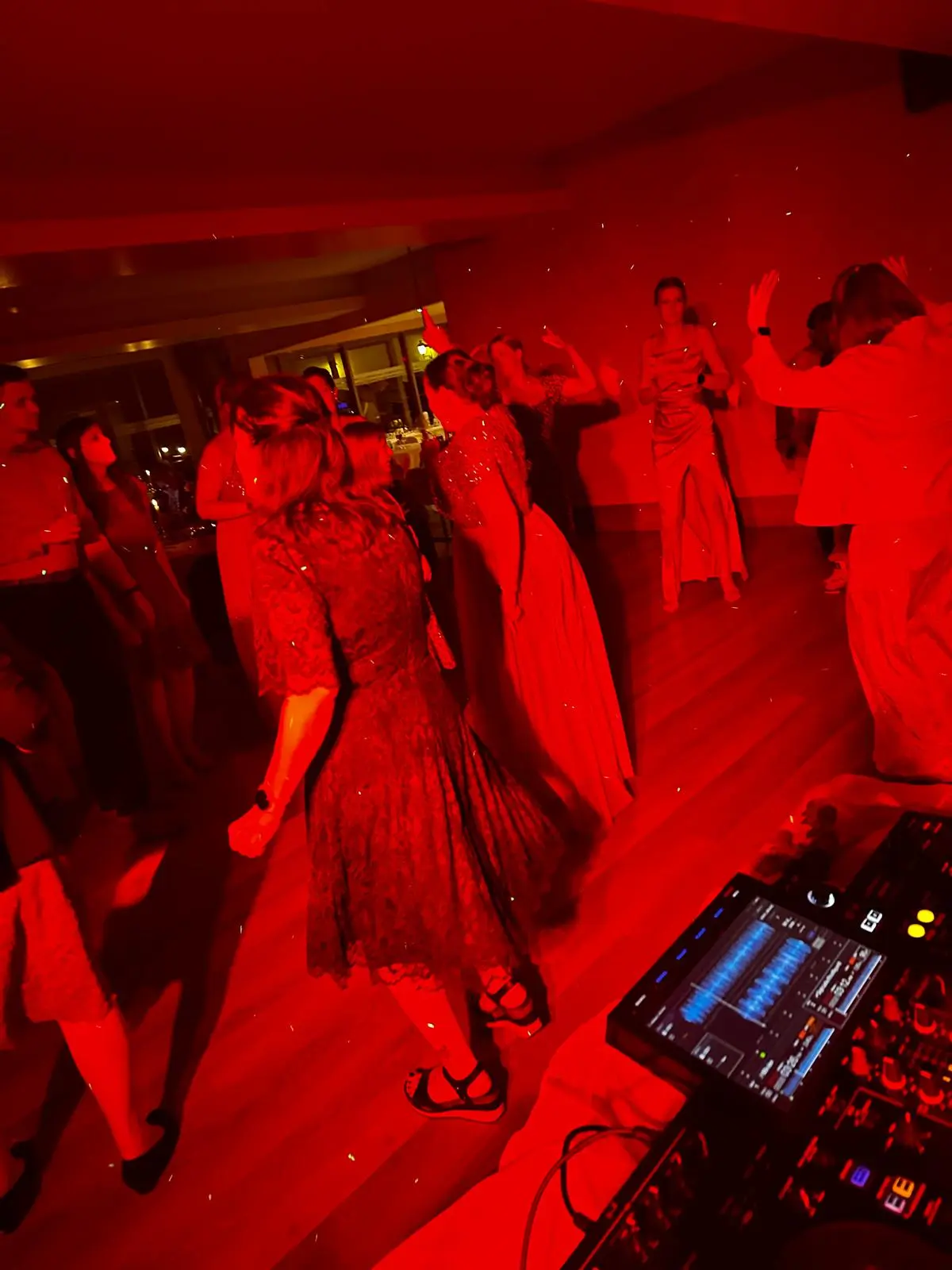 Stimmungsvolle Clubnacht mit farbigem Licht