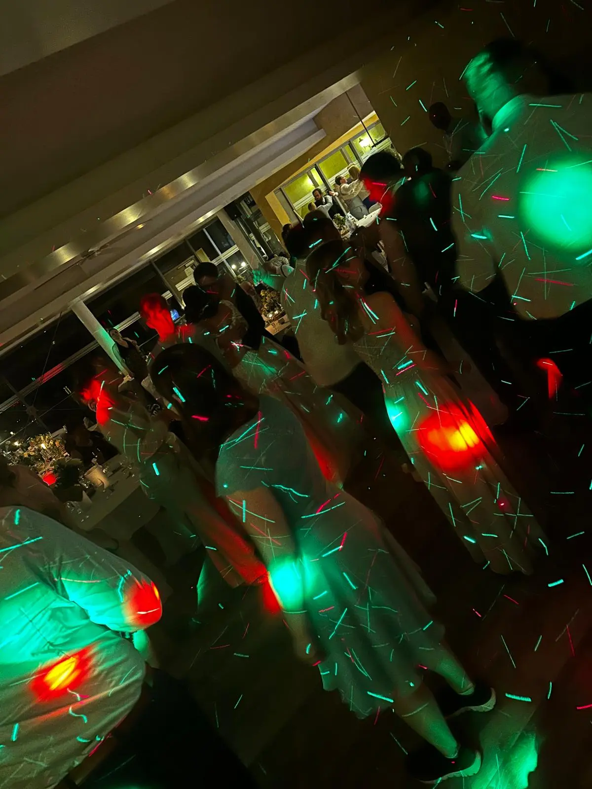 Clubnacht mit Discokugel und Lichtshow