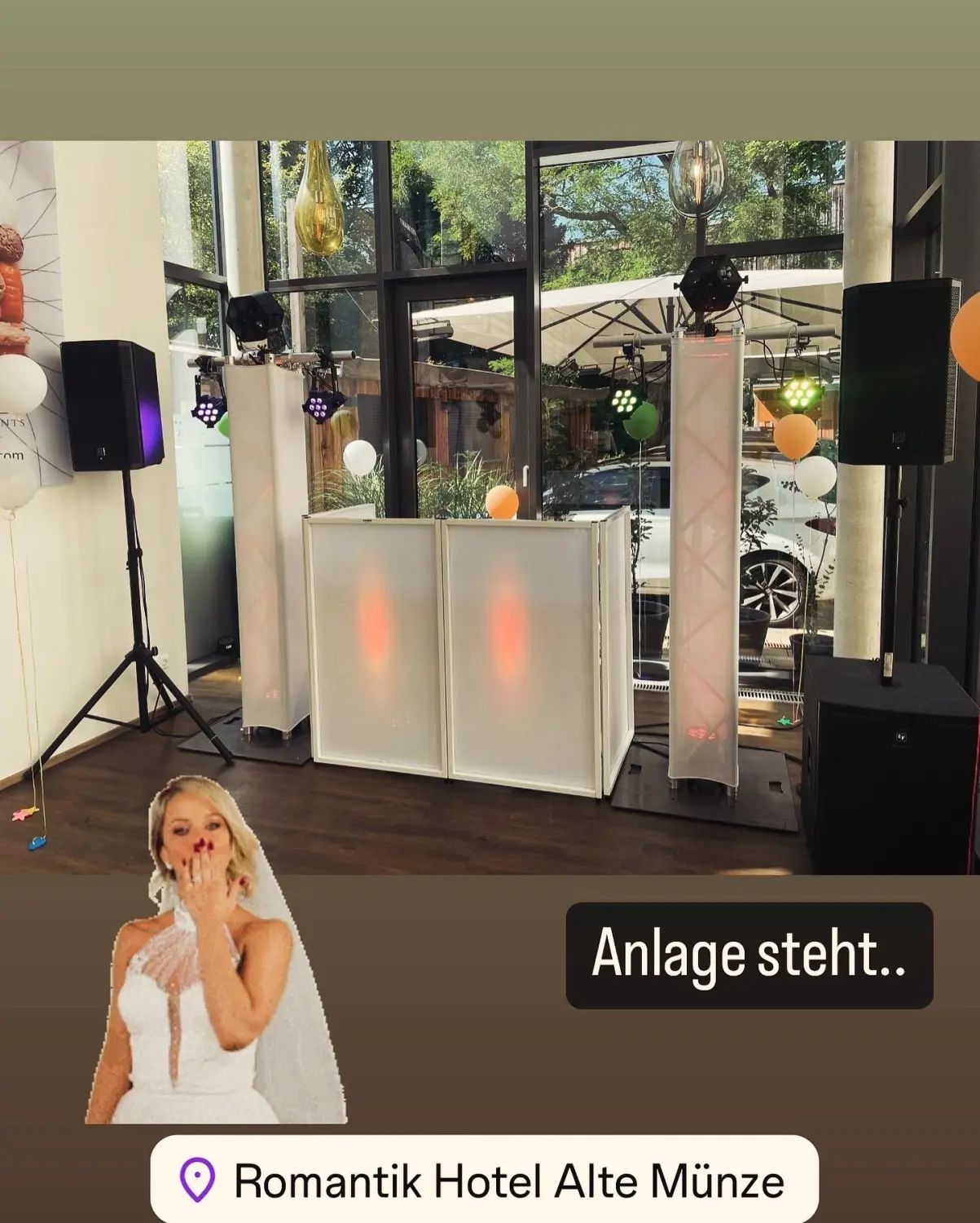 Tanzende Paare bei einer Abendveranstaltung