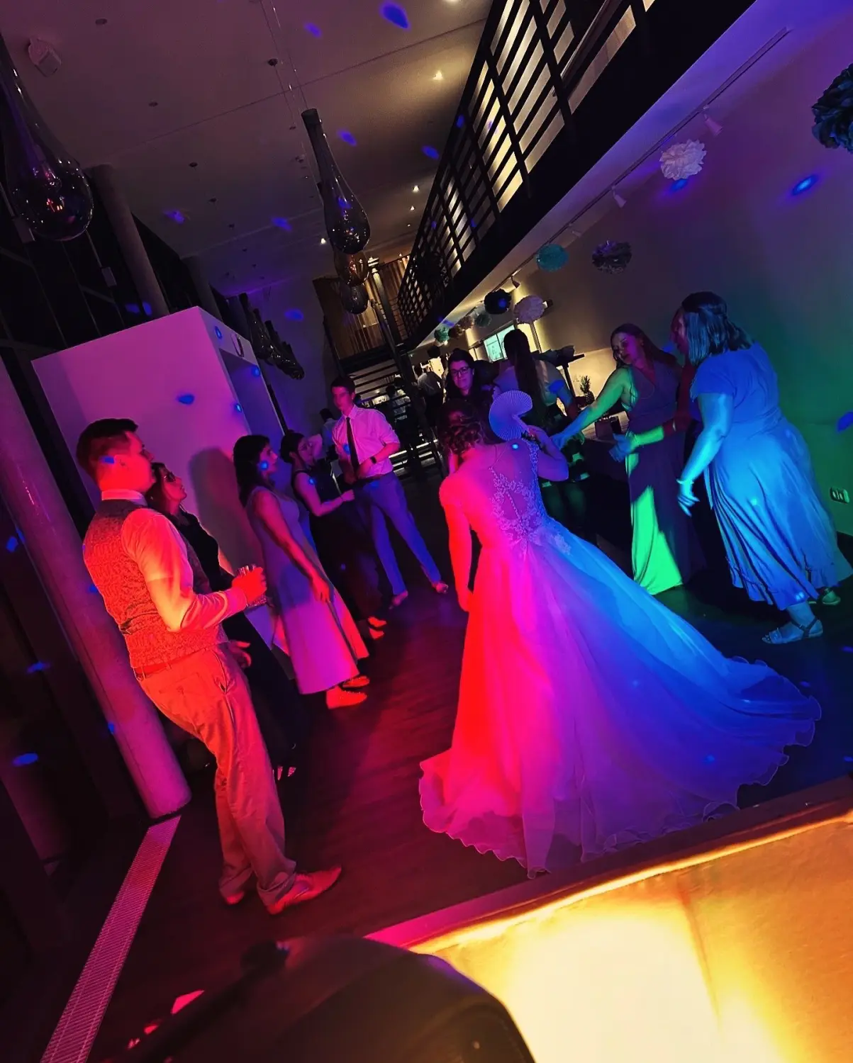 Party-Stimmung mit Lichteffekten und Nebel