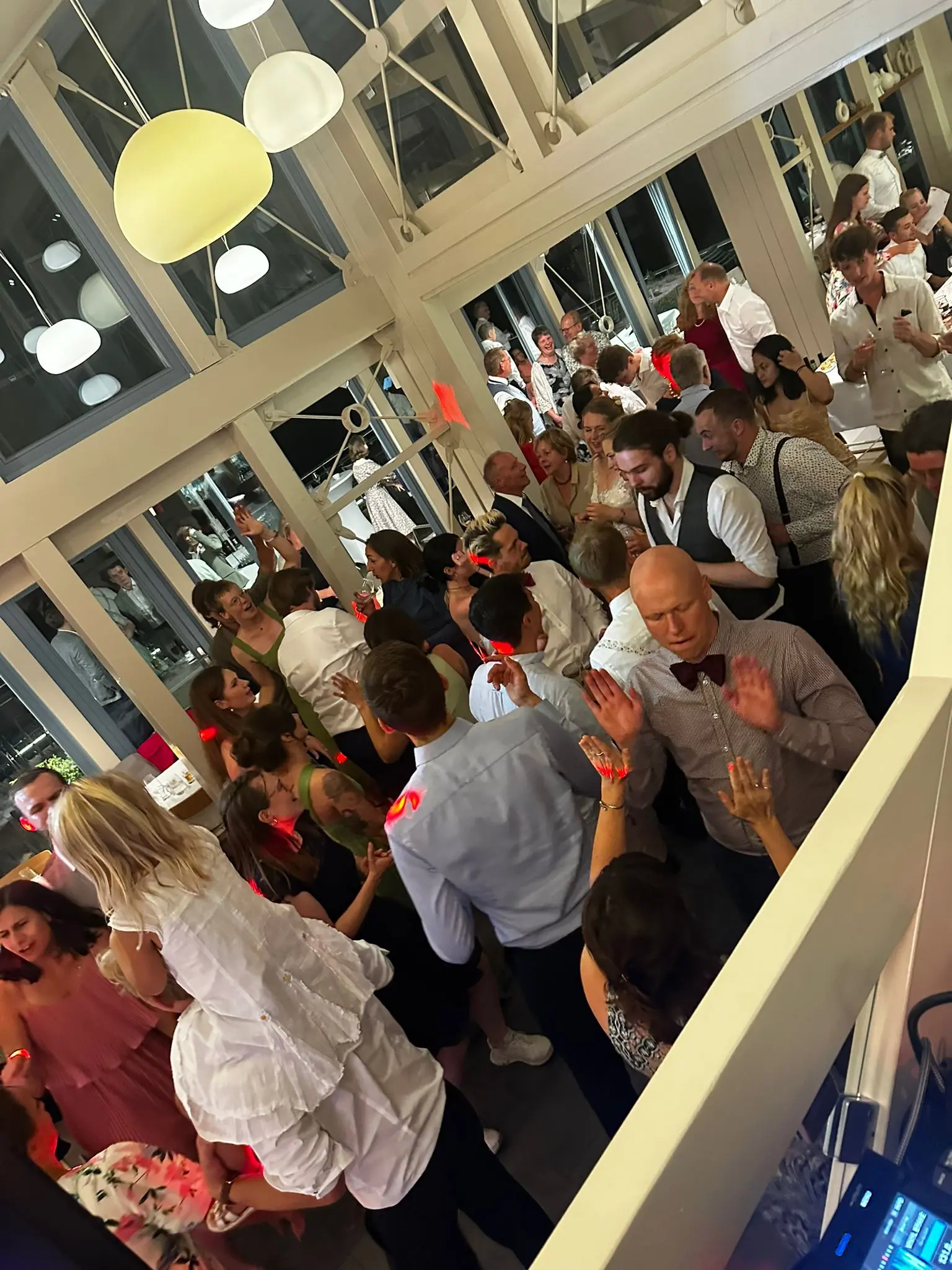 Stimmungsvolle Clubnacht mit farbigem Licht