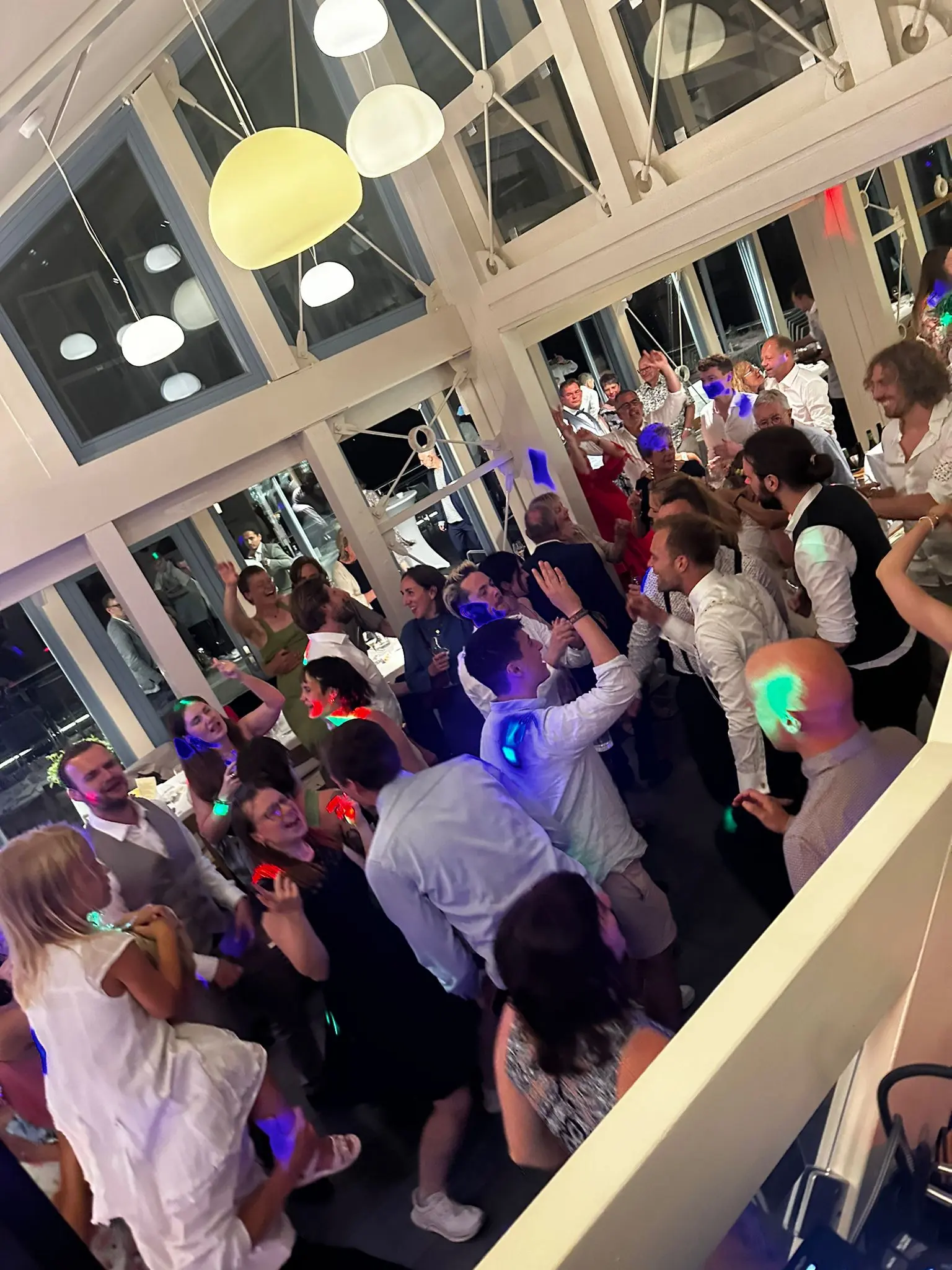 Gäste auf der Tanzfläche bei einem Event mit DJ Case
