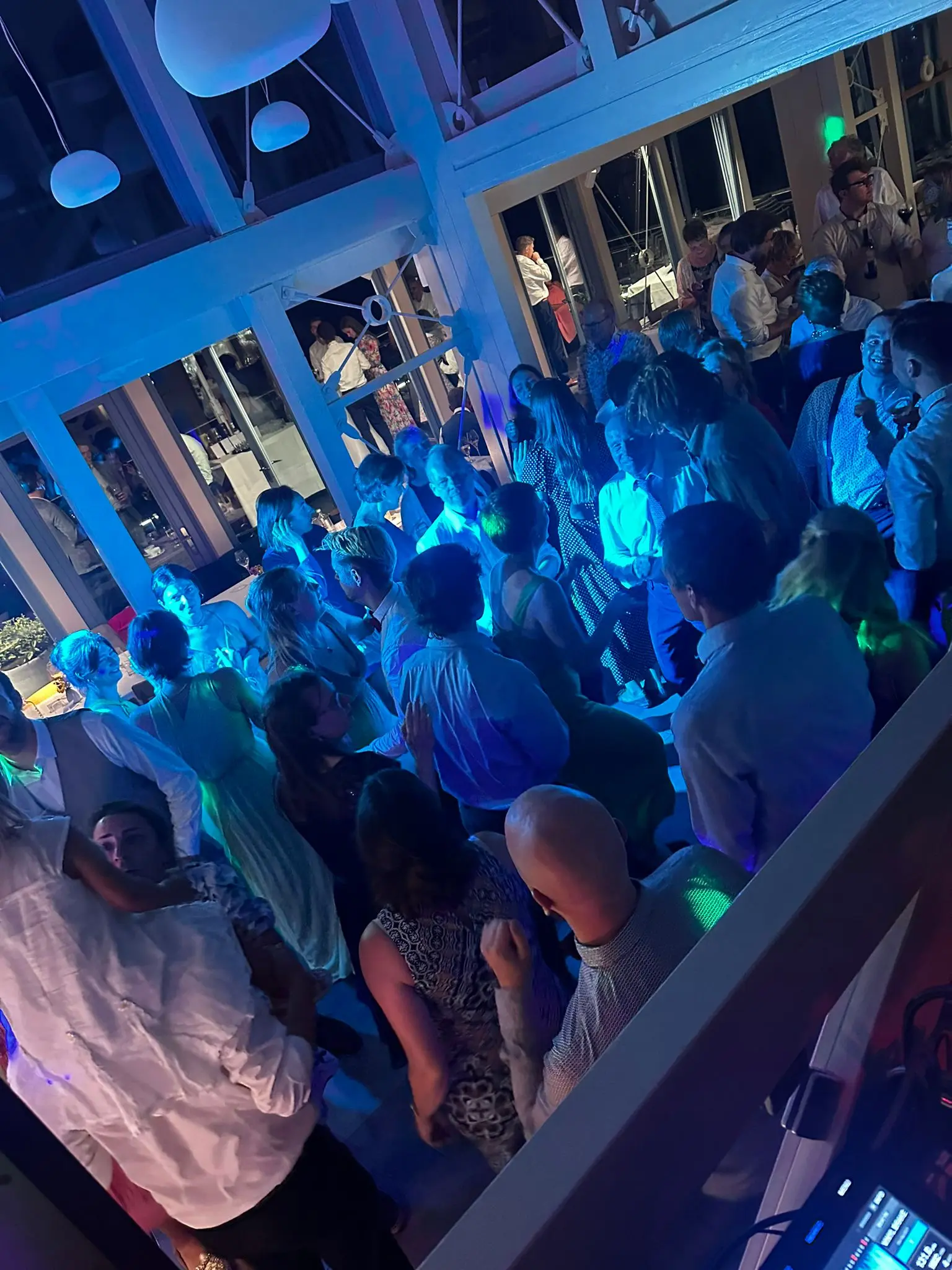 Clubnacht mit Discokugel und Lichtshow