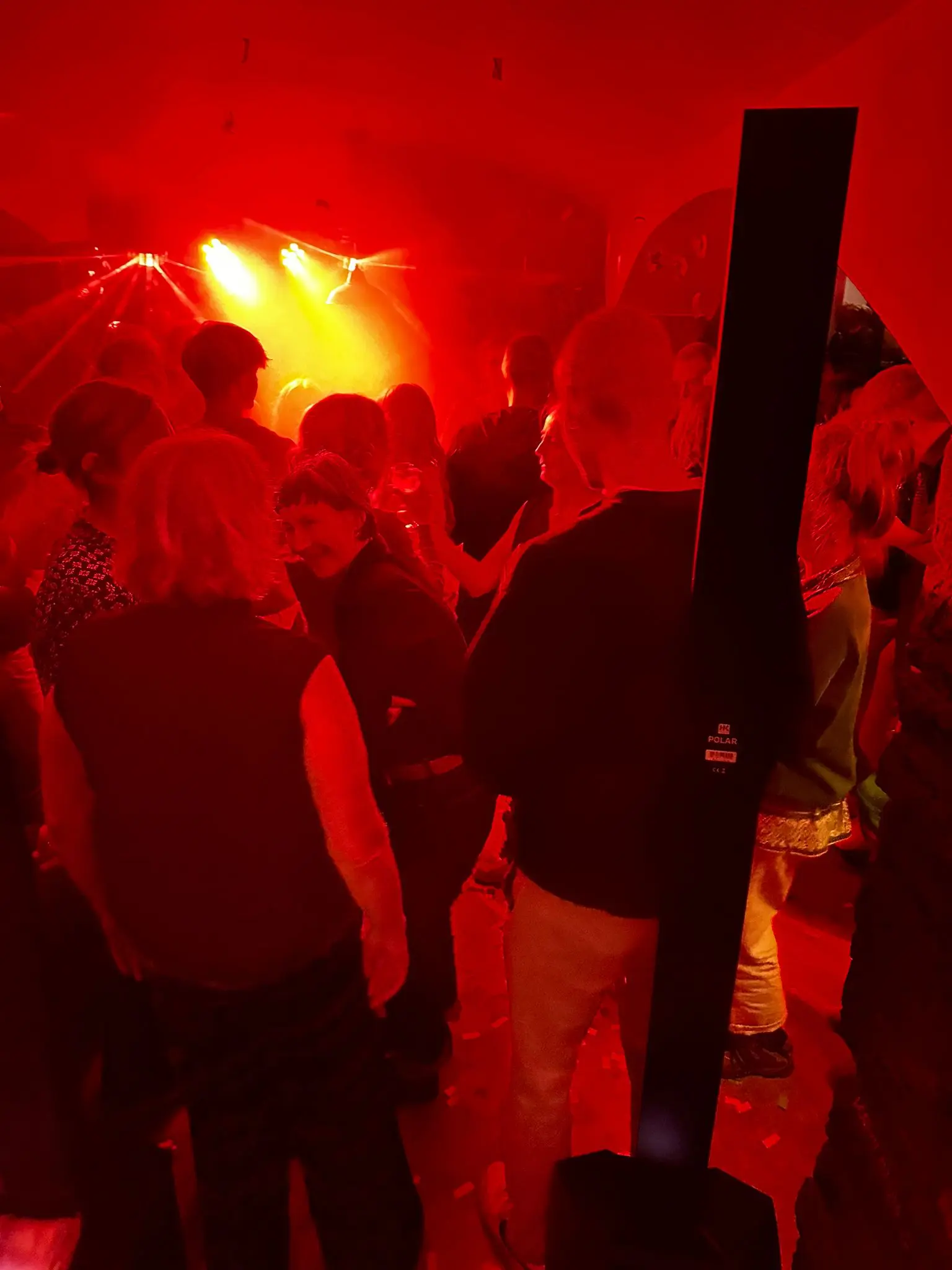 Feiernde Gäste im warmen Bühnenlicht