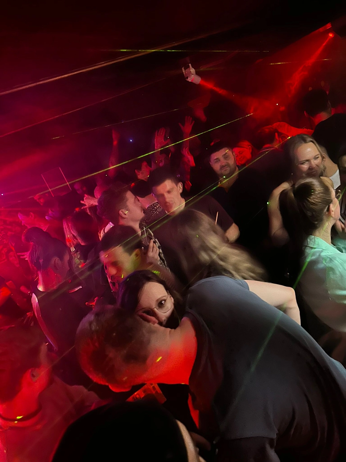 Party-Stimmung mit Lichteffekten und Nebel