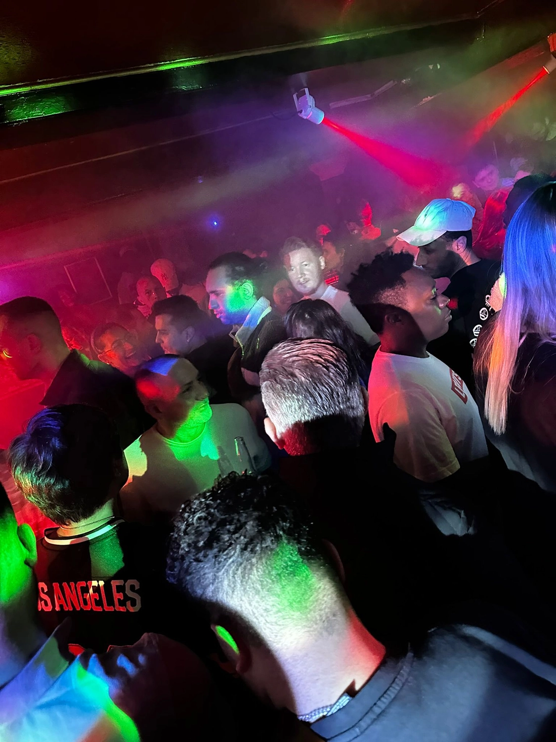 DJ Case an der Anlage während einer Clubnacht