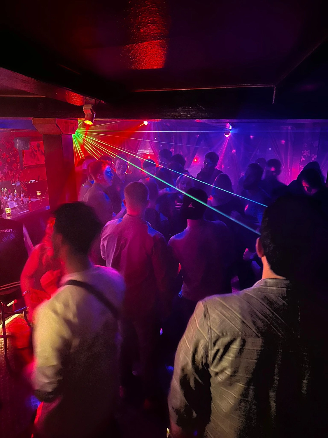 Gäste feiern zu Musik von DJ Case