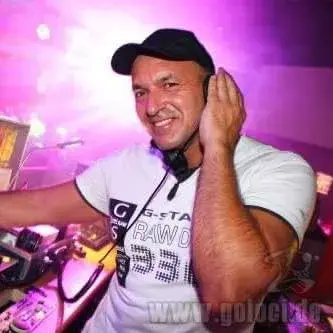 Carsten Erdel, DJ Case, am DJ-Pult